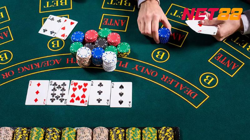 Cách Chơi Poker Tại Net88 Game Thủ Nhất Định Phải Biết 3 Chuẩn bị và chia bài Poker cho các người chơi
